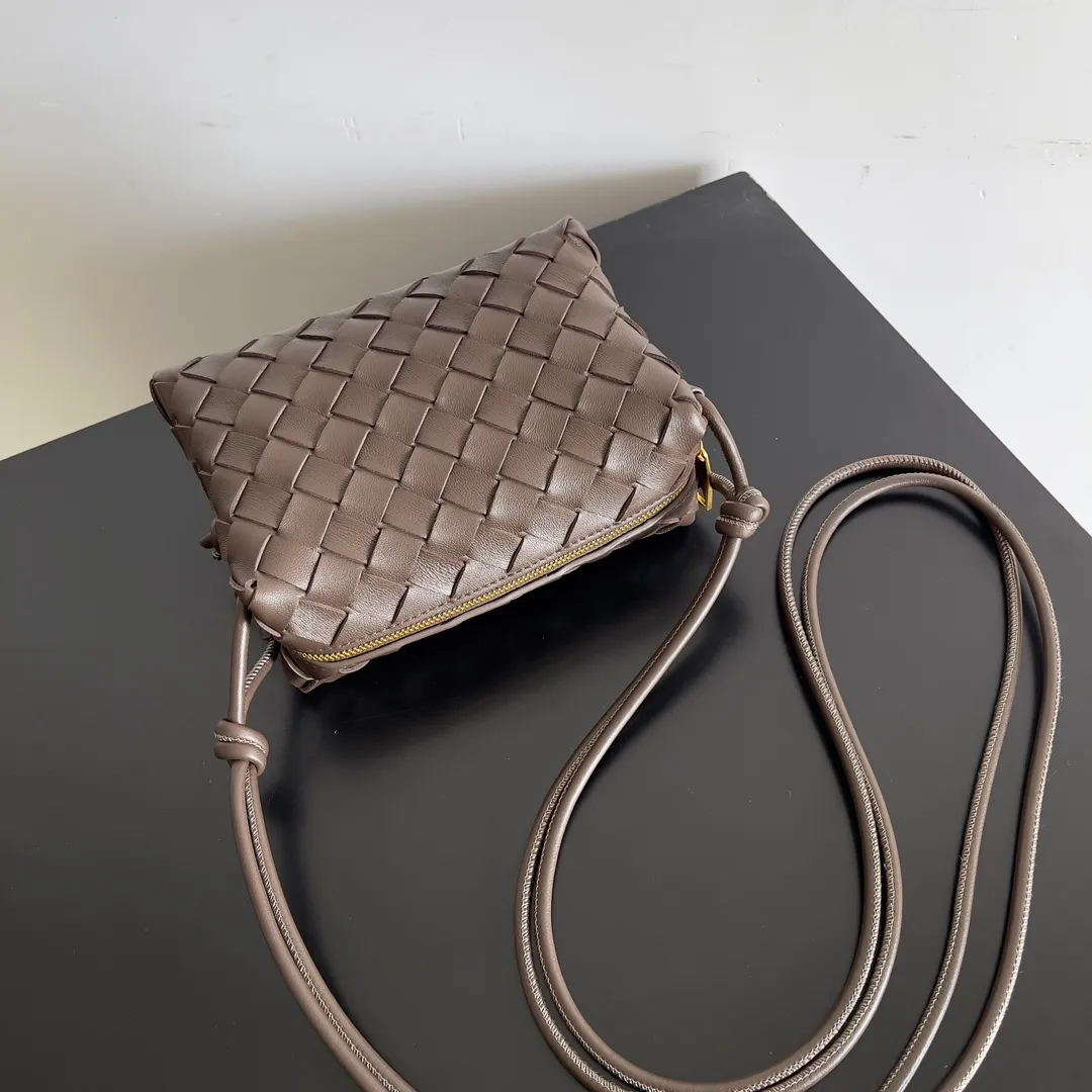 Batch 1560 New version and new color (third generation) 𝗕𝗼𝘁𝘁𝗲𝗴𝗮 𝗩𝗲𝗻𝗲𝘁𝗮———— The latest version of the loop camera bag💥 at the BV King of Cost-Effectiveness counter, large woven texture➕As always, ultra-high-quality lambskin, with zippers and adjustable drawstrings, it is especially suitable for the belly💫It can fit anything, and it is very light in weight. It is suitable for girls of all ages. Size: 17*10*6cm Style number: 723547